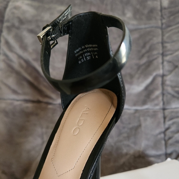 Black Heels size 6.5 - Picture 3 of 3